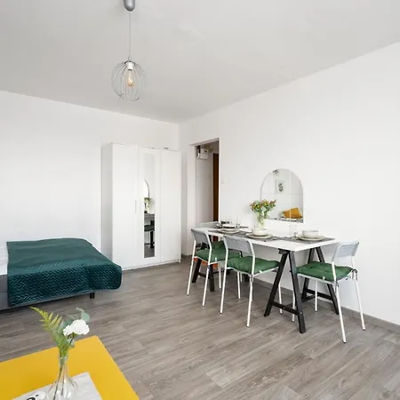 Retro Studio With Balcony In By Renters Appartement Poznań